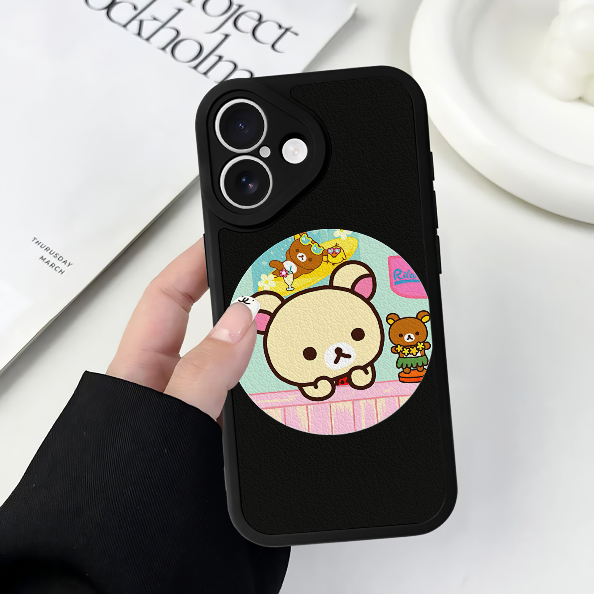 （画像用） リラックマ リラックマ キイロイトリ Rilakkuma Korilakkuma Kiiroitori 【iPhone 16シリーズ対応】シリコンスマホケース（レザー調） 材質：シリコン